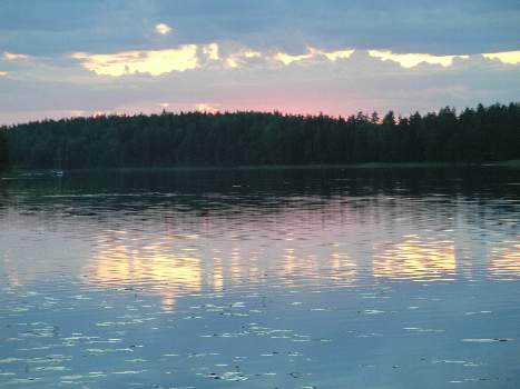 Aurinko on laskenut en iltarusko taivaalla