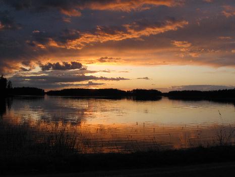 Punasvyinen auringonlasku Kilukallion rannasta nhtyn