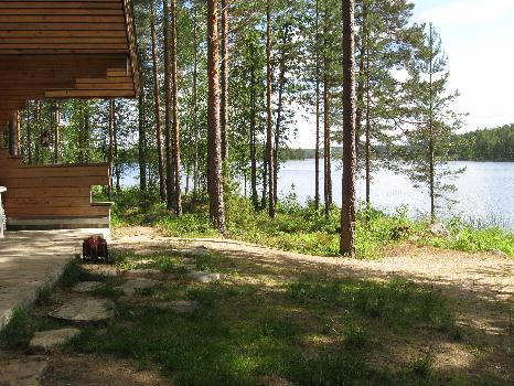 Kuistilta on lyhyt matka j&auml;rvenrantaan